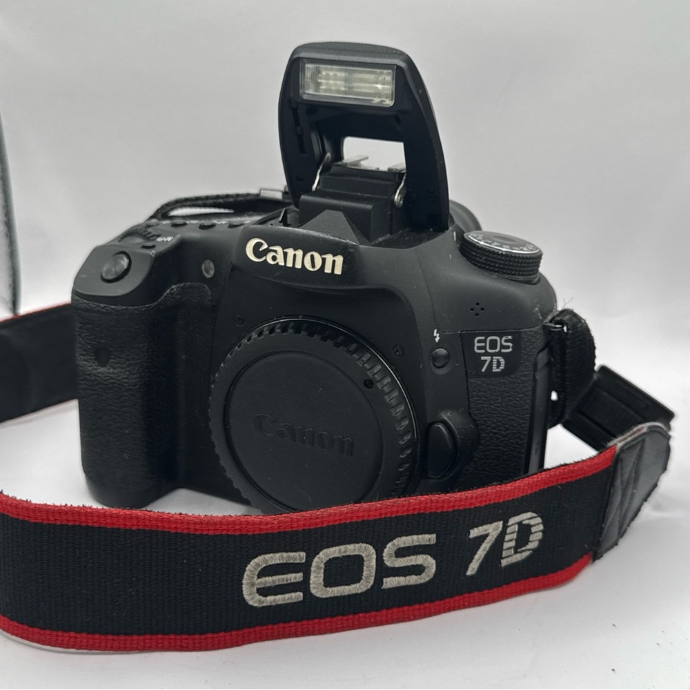 Canon EOS 7D Black with Red Strap. 26,840 shutter count!